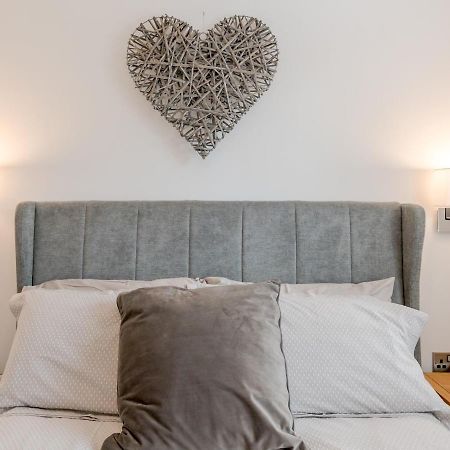 Pass The Keys 1 Bed Albury Contemporary Apartment With Secure Parking Shrewsbury Exterior foto
